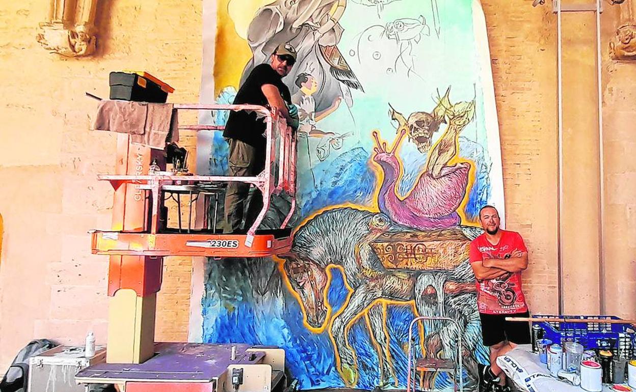 Martín Forés y Toni Espinar, trabajan en el mural del Centro del Carmen. 