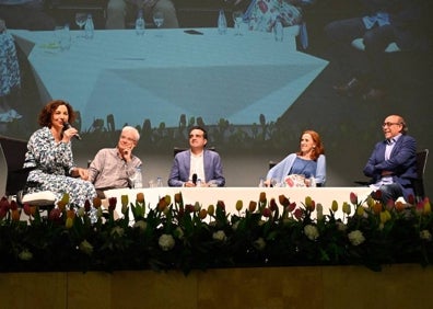 Imagen secundaria 1 - La recepción al conseller Soler, la mesa de periodistas y el divulgador científico José Miguel Mulet.  