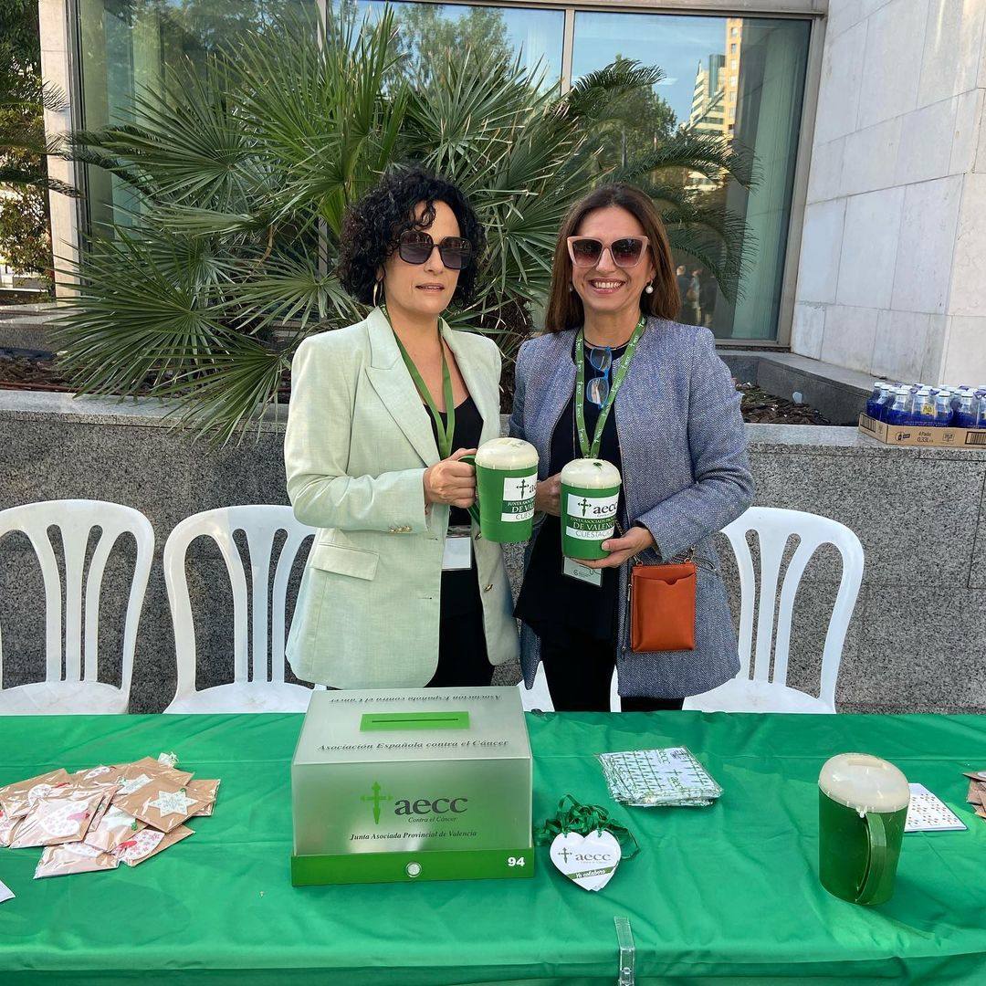 María José Ortells y Nuria Pérez de Loma en la cuestación del cáncer.