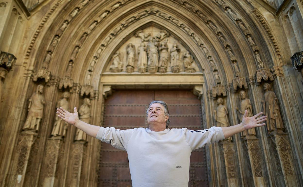 Francisco, en la puerta de los Apóstoles de la Catedral de Valencia.