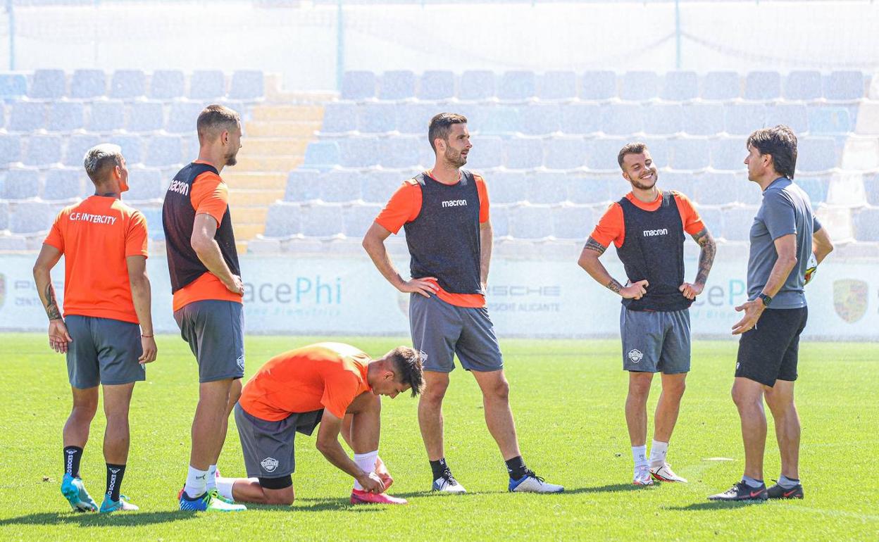 Los jugadores del Intercity bromean con el entrenador, Gustavo Siviero. 