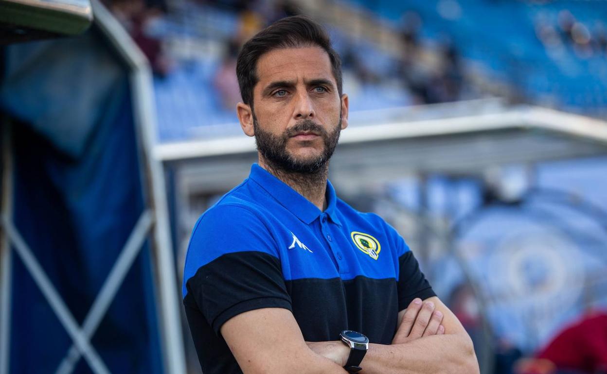 El entrenador del Hércules, Sergio Mora, durante un partido en el Rico Pérez. 