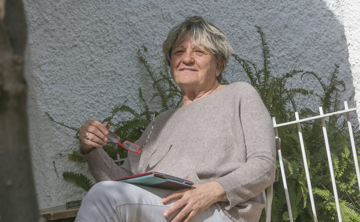 Cristina Mayo, en la casa de benlloch donde reside en la actualidad. 