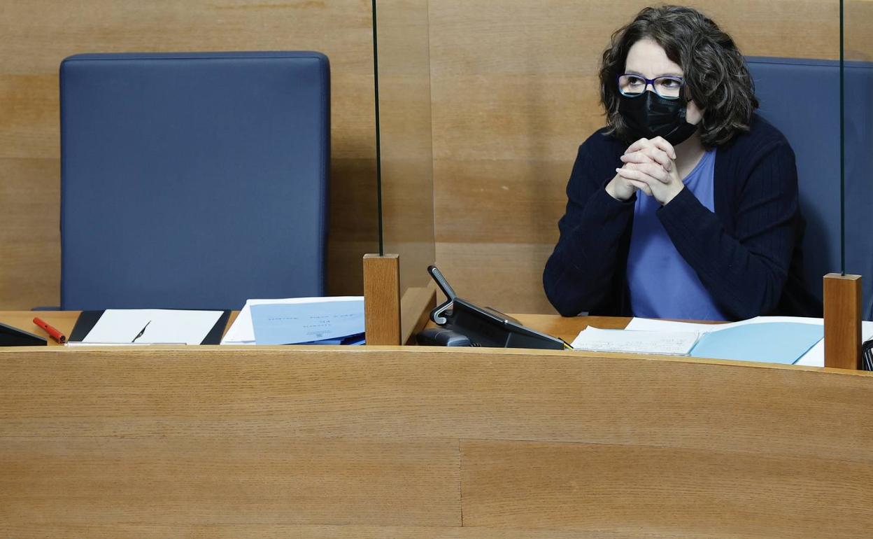 Mónica Oltra, en su escaño de Les Corts. 