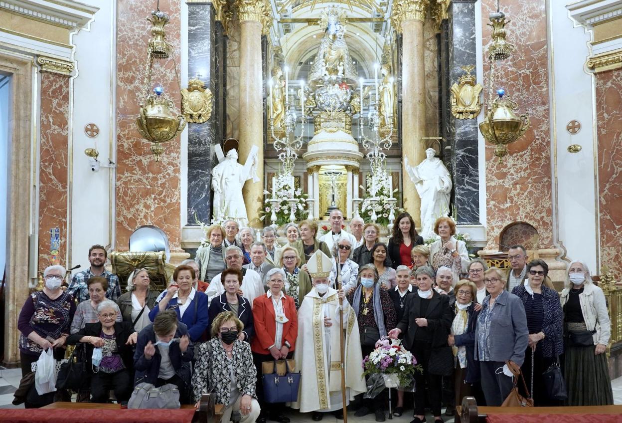 Los participantes junto al cardenal. alberto sáiz