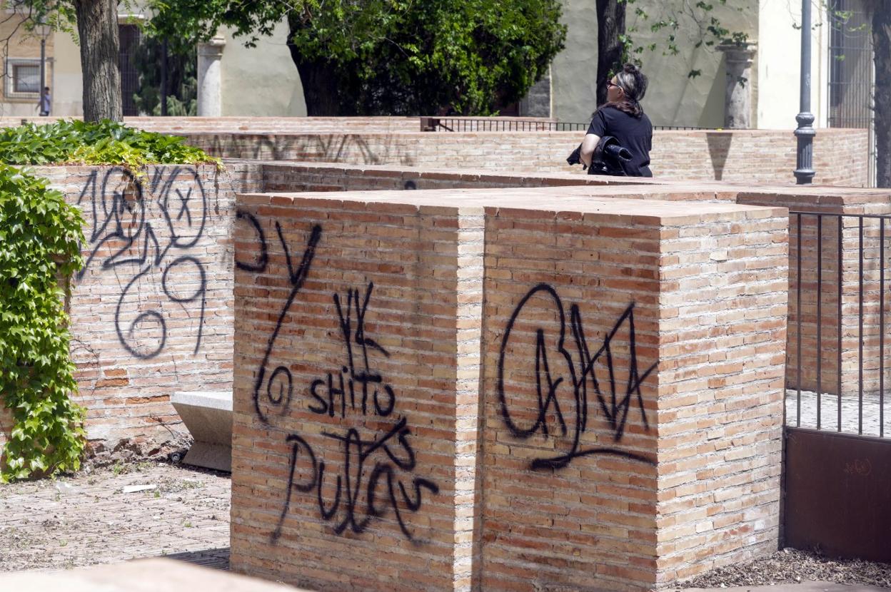 Pintadas en los muros que recrean la planta de una iglesia desaparecida. 