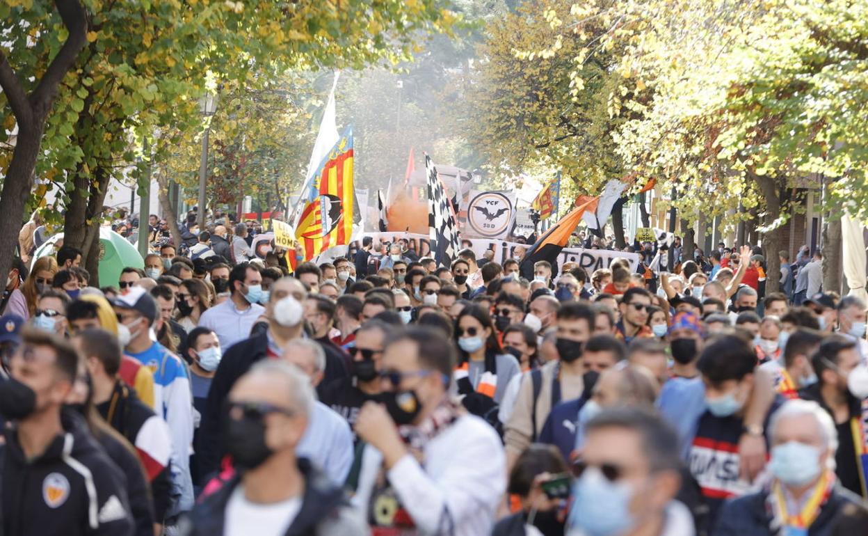 Manifestación multitudinaria en Valencia contra Peter Lim. 