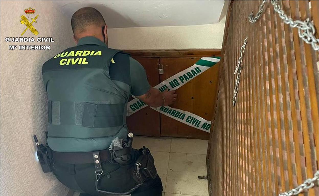 La Guardia Civil acudió al rescate tras el aviso de un vecino que escuchó los gritos de socorro. 