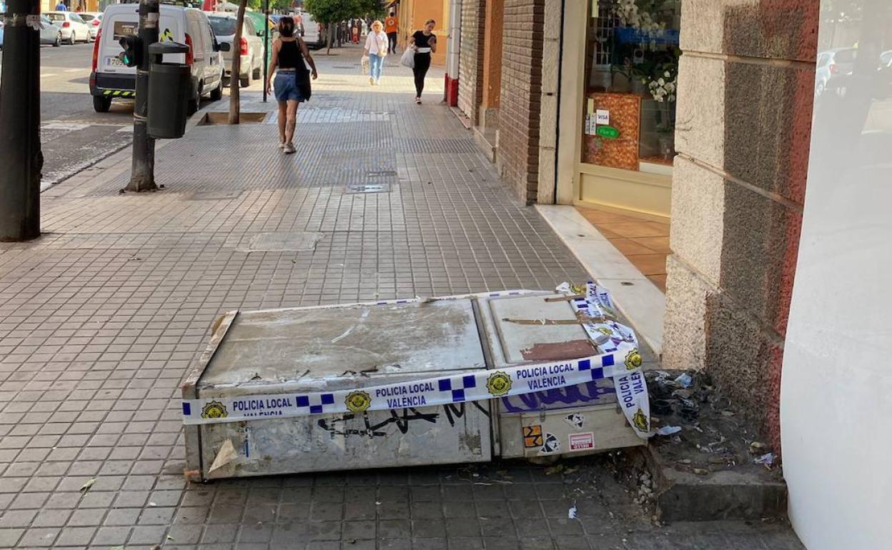 Cuadro metálico, ocupando la acera de Emilio Baró de Benimaclet, 