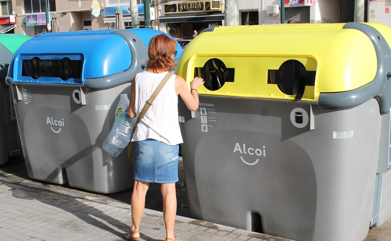 Los ciudadanos de Alcoi, cada vez más concienciados con el reciclaje. 