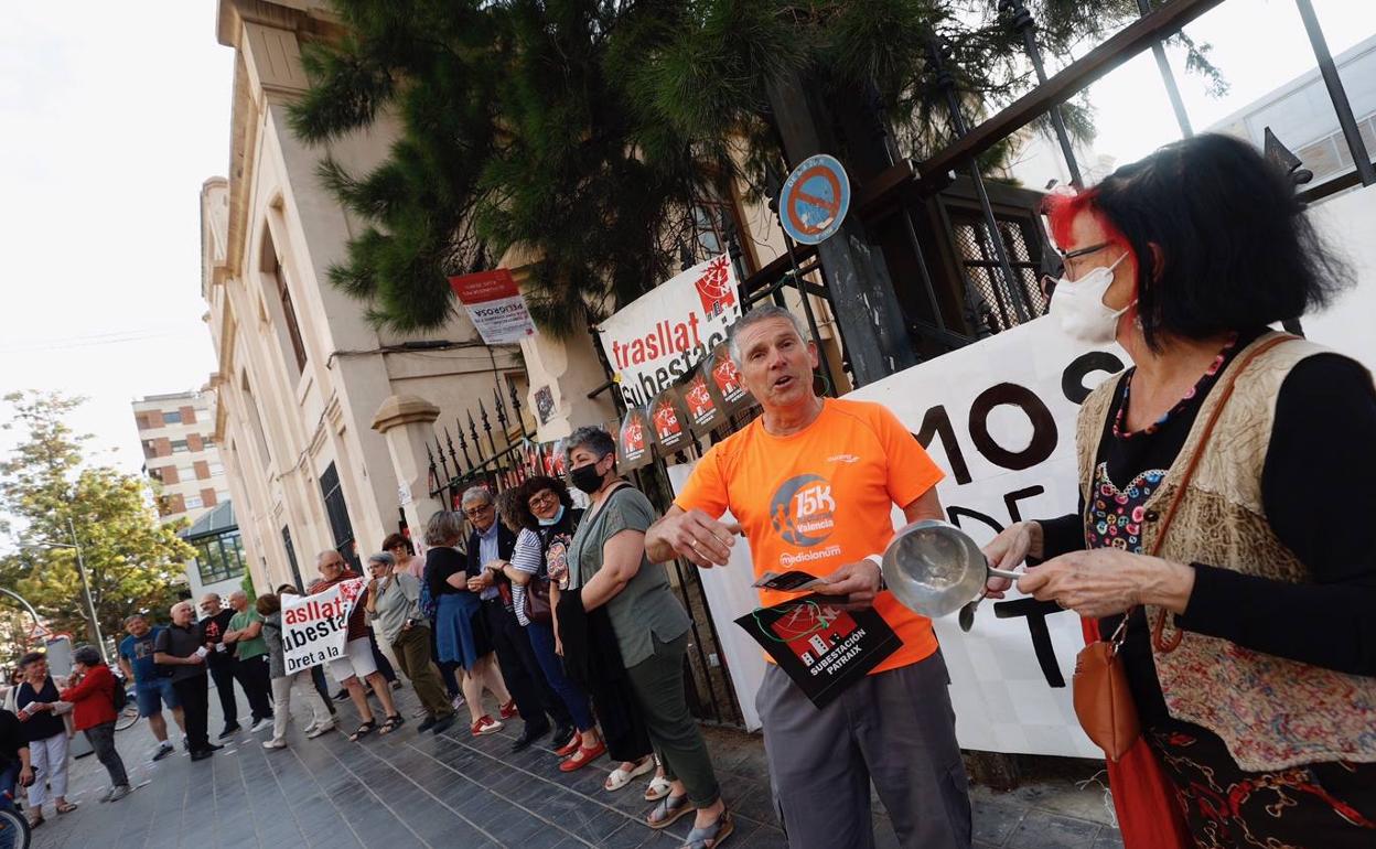 Protesta este lunes de residentes del barrio de Favara junto a la subestación. 