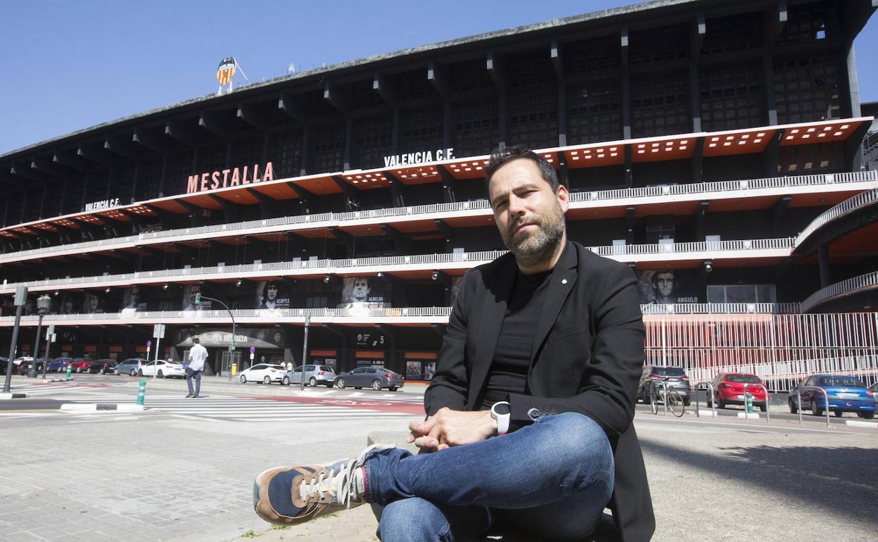 José Pérez, posa en el monumento a la afición situado junto a Mestalla. 