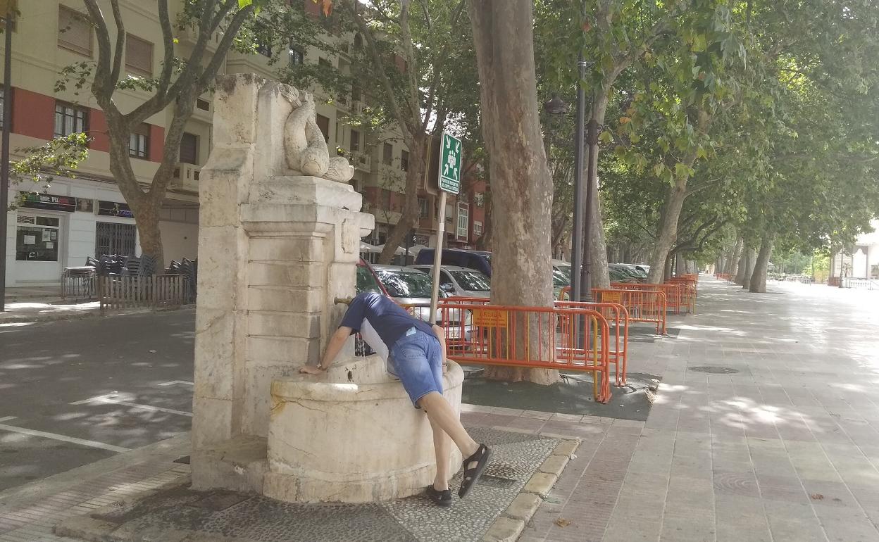 Un hombre se refresca en una de las mil fuentes de Xàtiva. 