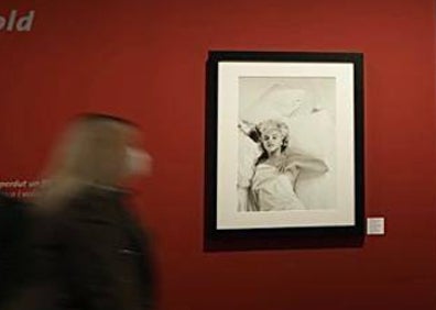 Imagen secundaria 1 - Arriba, el collage de David Hockney, que se exhibe en el Centro del Carmen. Bajo, la fotografía de Eve Arnold, que se puede ver en el MuVIM, y la escultura de Julio González, que muestra el IVAM. 