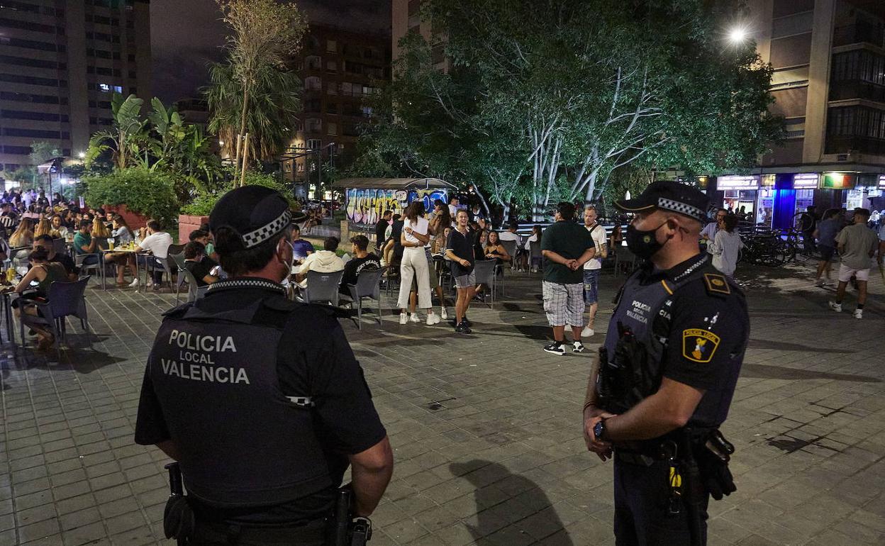 Dispositivo policial en la plaza de Honduras contra el botellón.