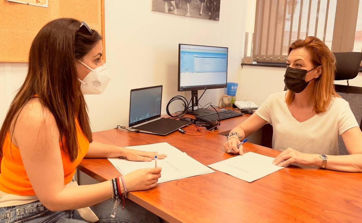 La teniente alcalde Núria Campos y la concejala Isabel Segura en la reunión de la nueva ordenanza. 