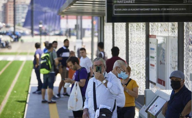 Imagen principal - Transbordo de pasajeros entre la Ciudad de las Artes y Nazaret, viaje de Sergey Timokhin para ir a una entrevista de trabajo y un usuario sacando un bono para el tranvía. 