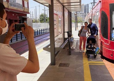 Imagen secundaria 1 - Transbordo de pasajeros entre la Ciudad de las Artes y Nazaret, viaje de Sergey Timokhin para ir a una entrevista de trabajo y un usuario sacando un bono para el tranvía. 