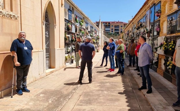 Imagen principal - La visita de los enterradores al cementerio de Catarroja. 