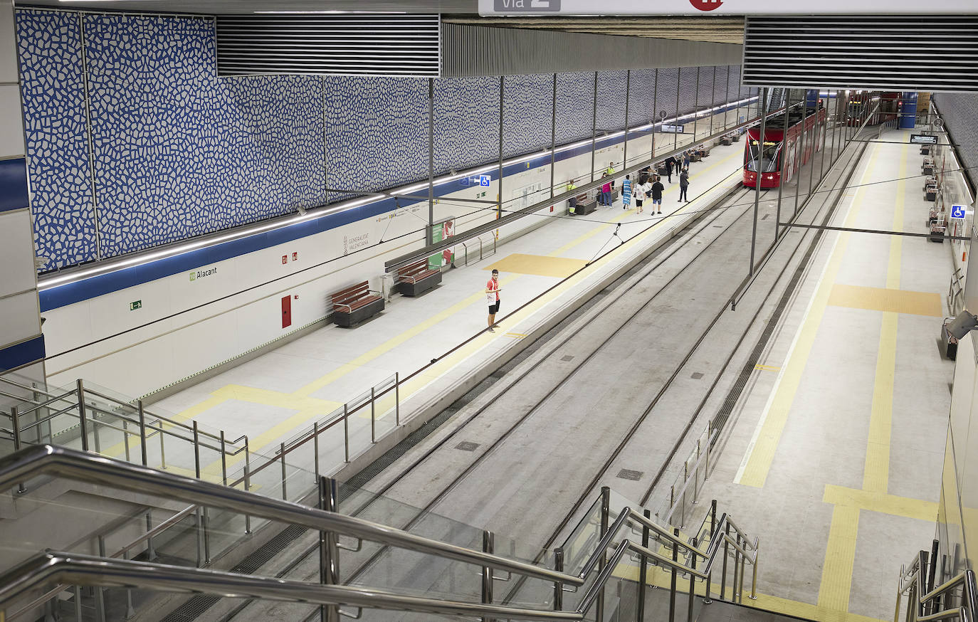 Fotos: Los primeros usuarios se suben a la Línea 10 del metro