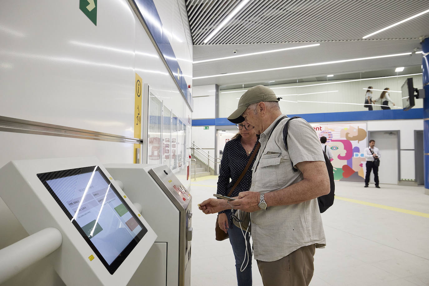 Fotos: Los primeros usuarios se suben a la Línea 10 del metro