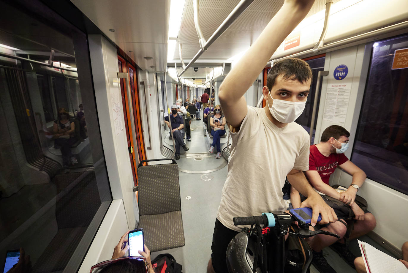 Fotos: Los primeros usuarios se suben a la Línea 10 del metro