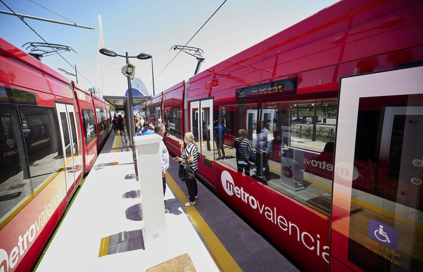 Fotos: Los primeros usuarios se suben a la Línea 10 del metro