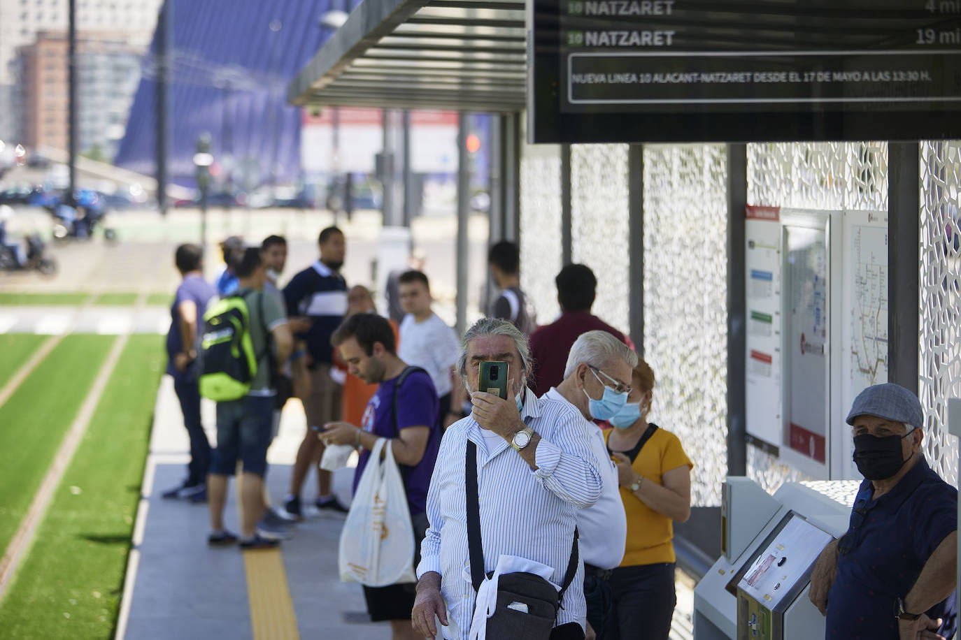Fotos: Los primeros usuarios se suben a la Línea 10 del metro