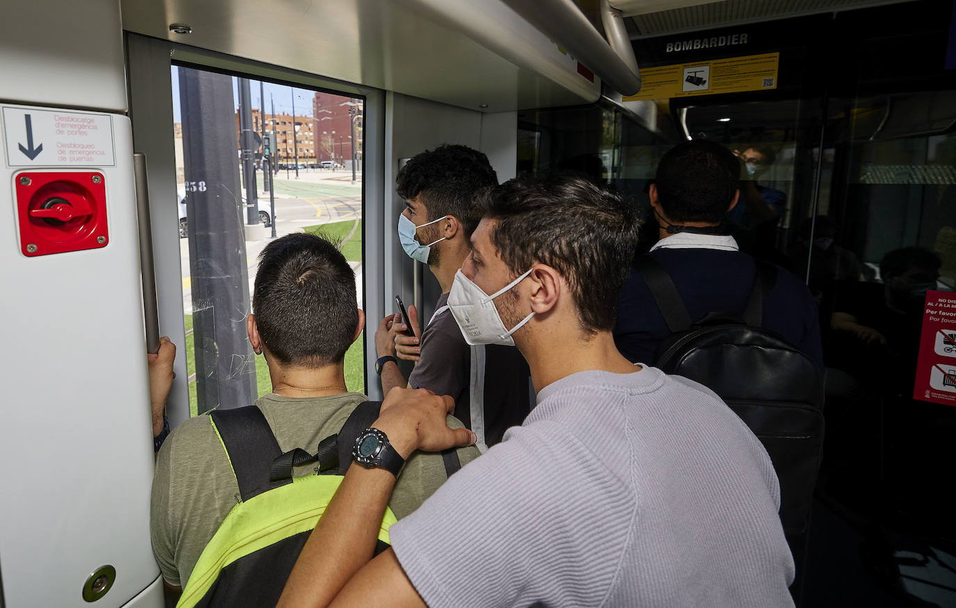 Fotos: Los primeros usuarios se suben a la Línea 10 del metro