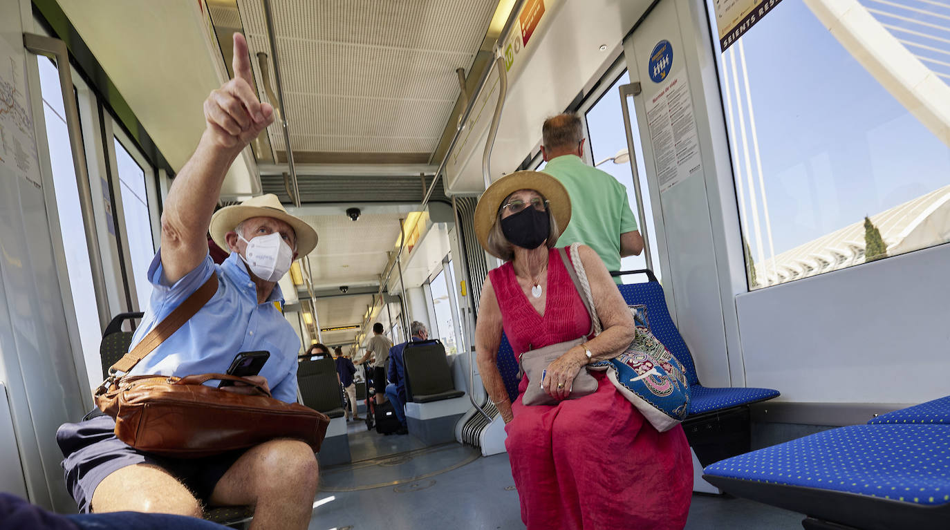 Fotos: Los primeros usuarios se suben a la Línea 10 del metro