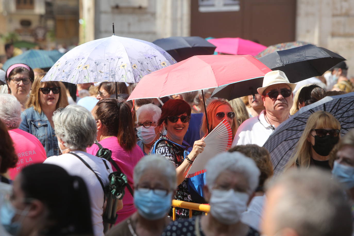 Miles de valencianos desfilan ante la Mare de Déu tras dos años con restricciones.