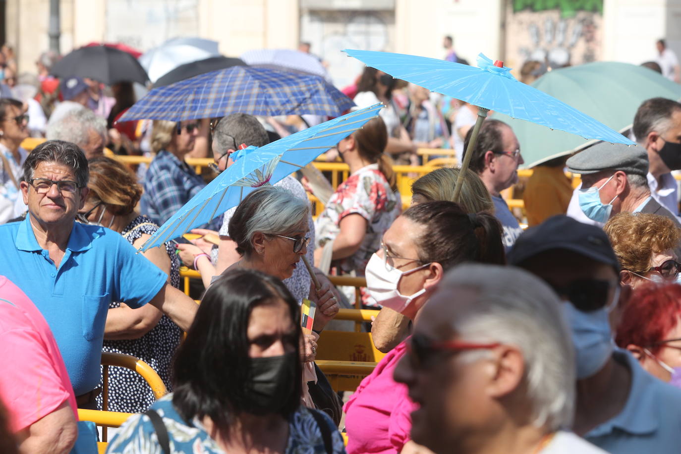 Miles de valencianos desfilan ante la Mare de Déu tras dos años con restricciones.