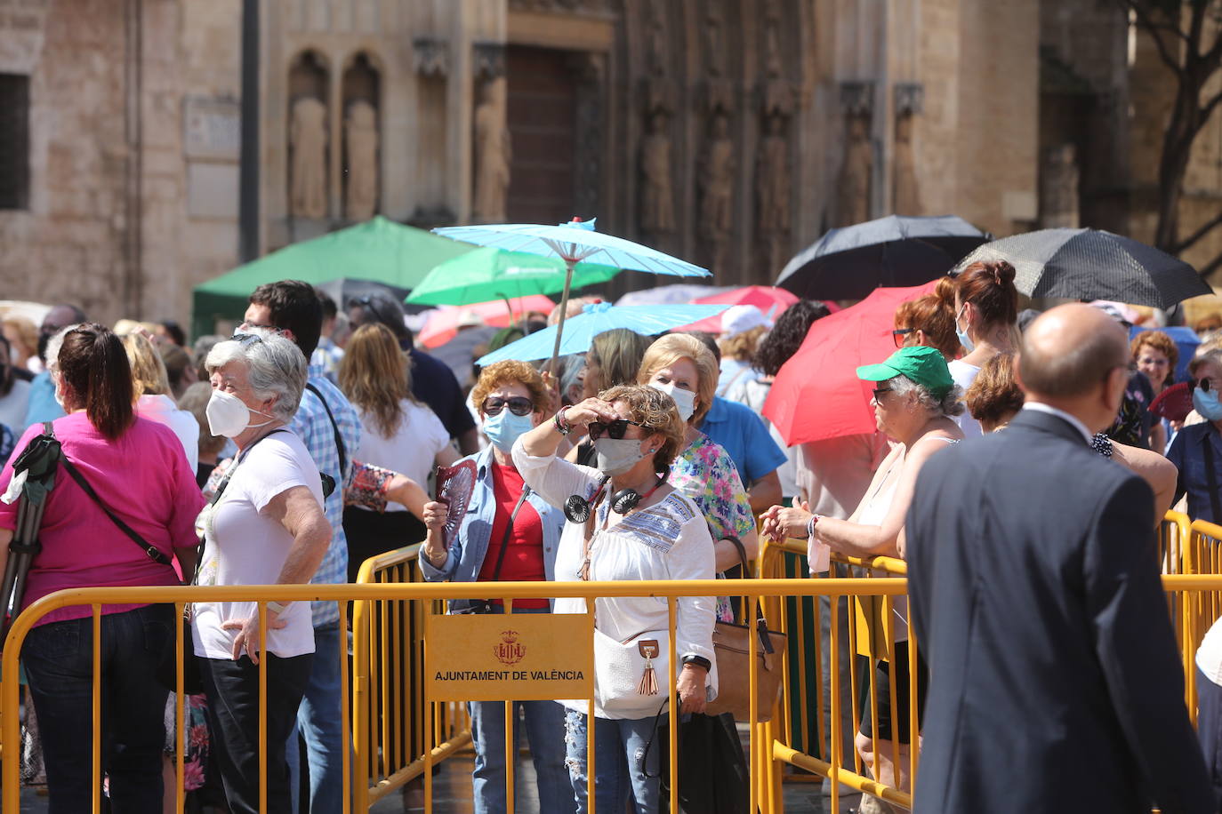 Miles de valencianos desfilan ante la Mare de Déu tras dos años con restricciones.