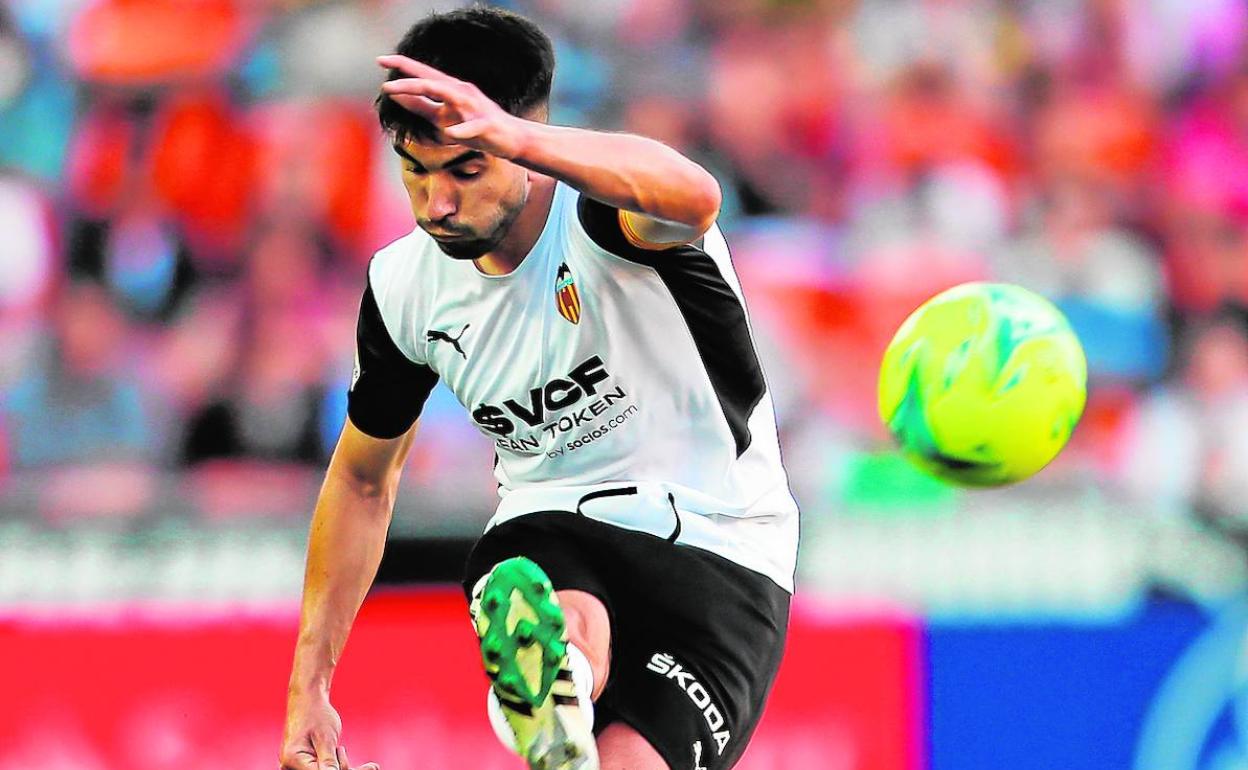 Carlos Soler, en una acción del partido en Mestalla frente al Betis