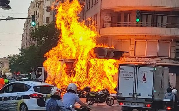 Incendio de un camión de la basura en el centro de Valencia