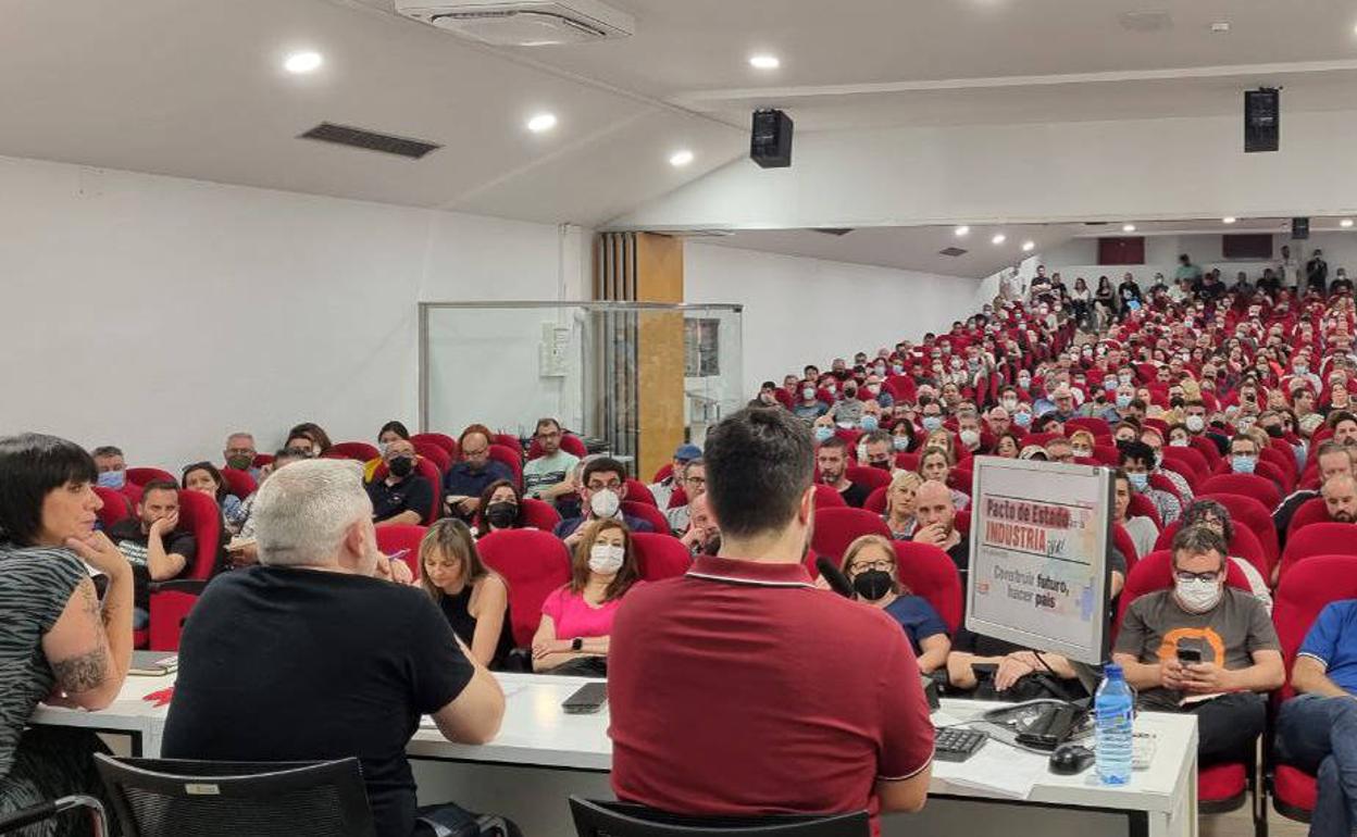 Celebración de la asamblea de delegados sindicales del sector industrial. 