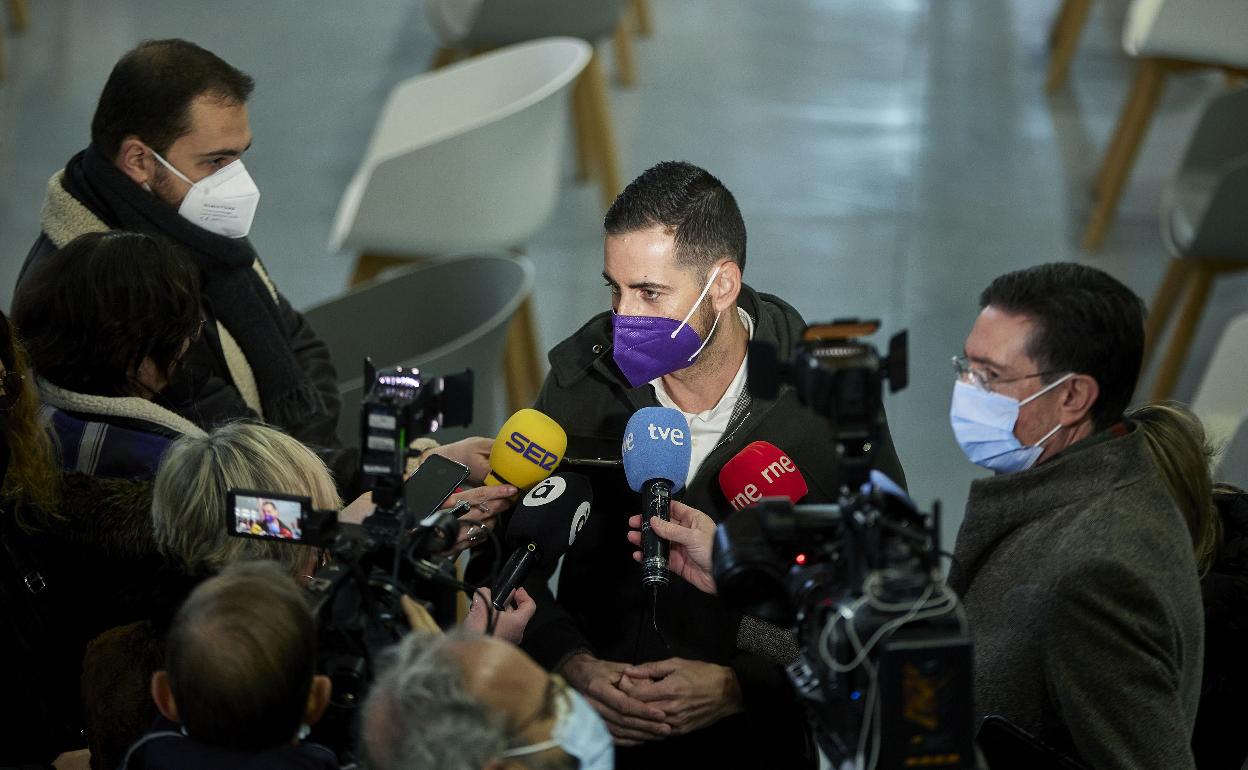 Carlos Fernández Bielsa atiende a los medios de comunicación. 