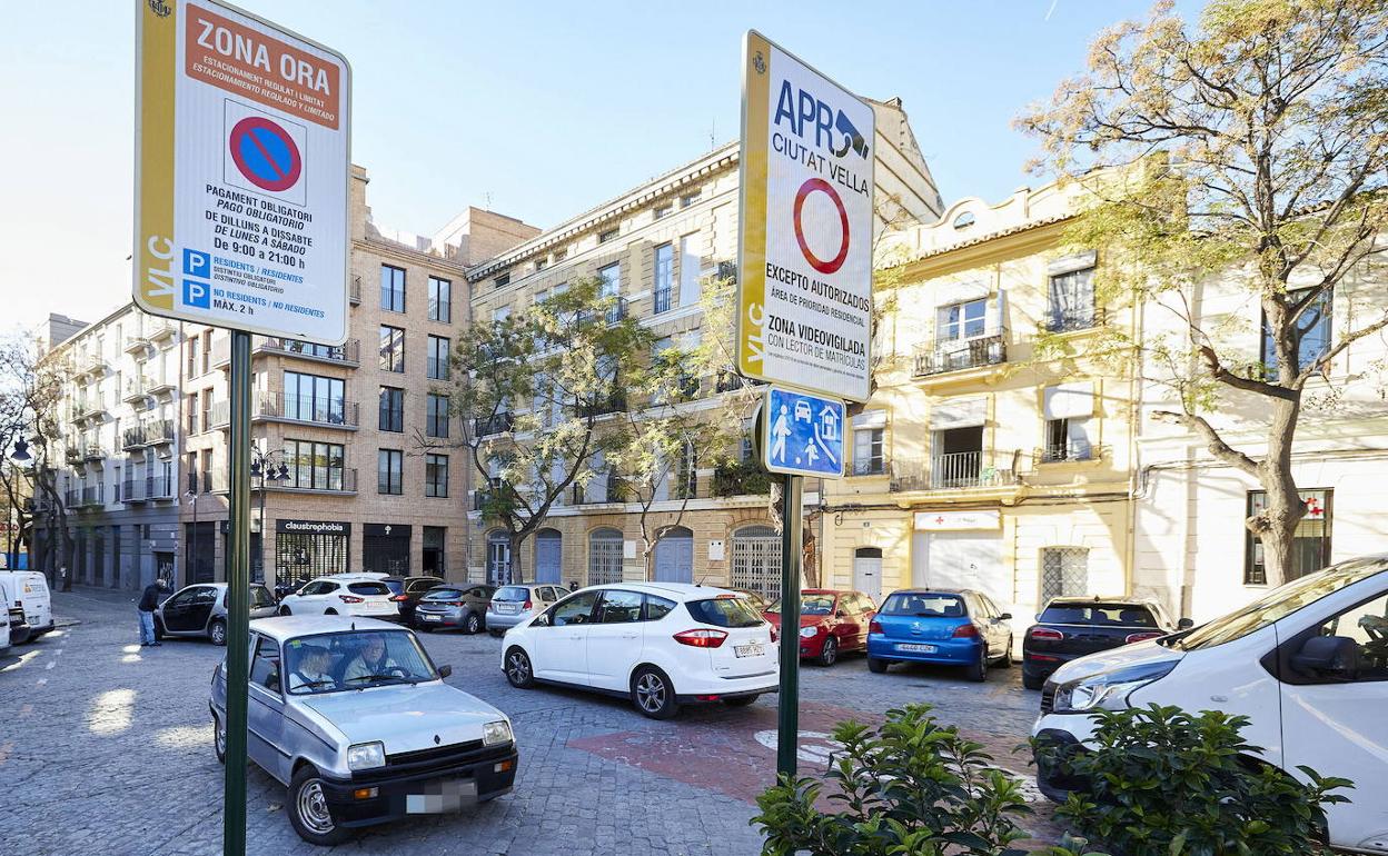 Paneles informativos de la cámara situada en la plaza Portal Nou. 