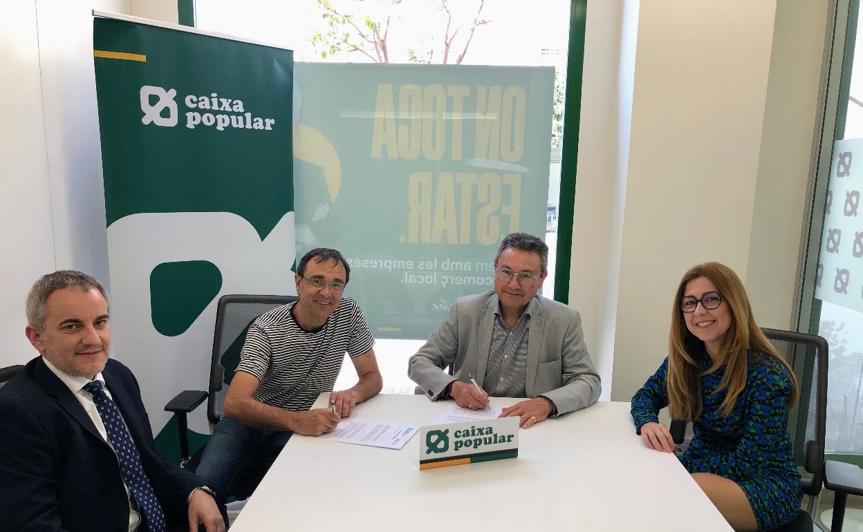 Firma del convenio para celebrar las carreras del Circuito de la Safor. 