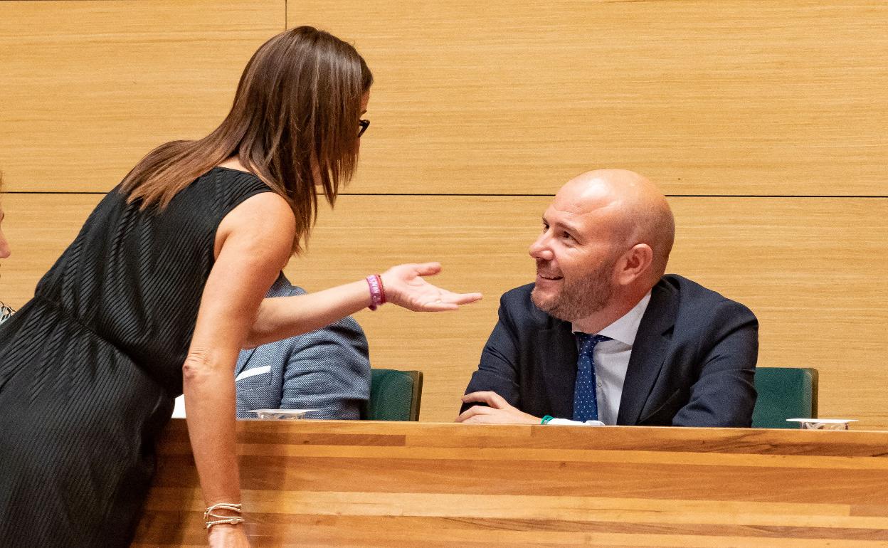 La vicepresidenta Amigó (Compromís) conversa con el presidente Toni Gaspar. 