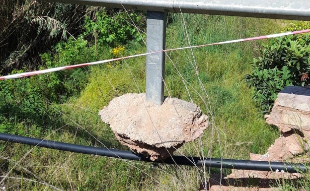 Una parte del puente, con un tubo que transporta el agua potable, en equilibrio. 