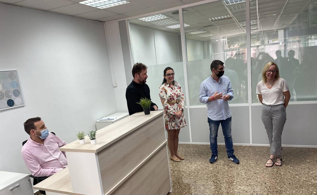 El concejal de Servicios Sociales, José Antonio Castillejo, visita el centro. 