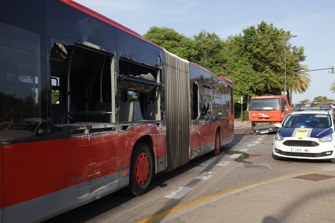 Fotos: Así ha quedado el autobús de la EMT tras el accidente en el Bulevar Sur de Valencia