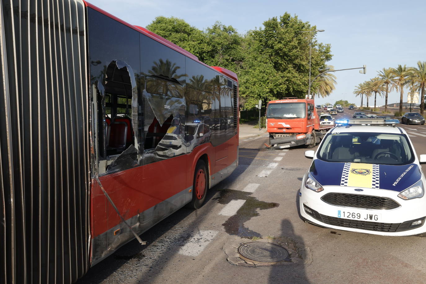 Fotos: Así ha quedado el autobús de la EMT tras el accidente en el Bulevar Sur de Valencia