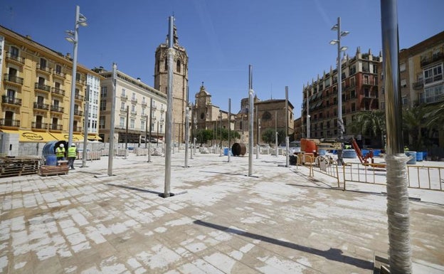 Un bosque de farolas y toldos ante la Catedral de Valencia