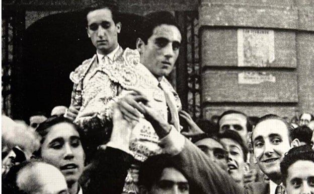 El diestro sale a hombros en Valencia el día de su alternativa. 