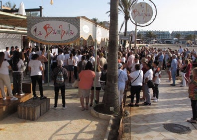 Imagen secundaria 1 - Más de 300 personas secundan la cacerolada en contra del cierre de locales en el Arenal de Xàbia