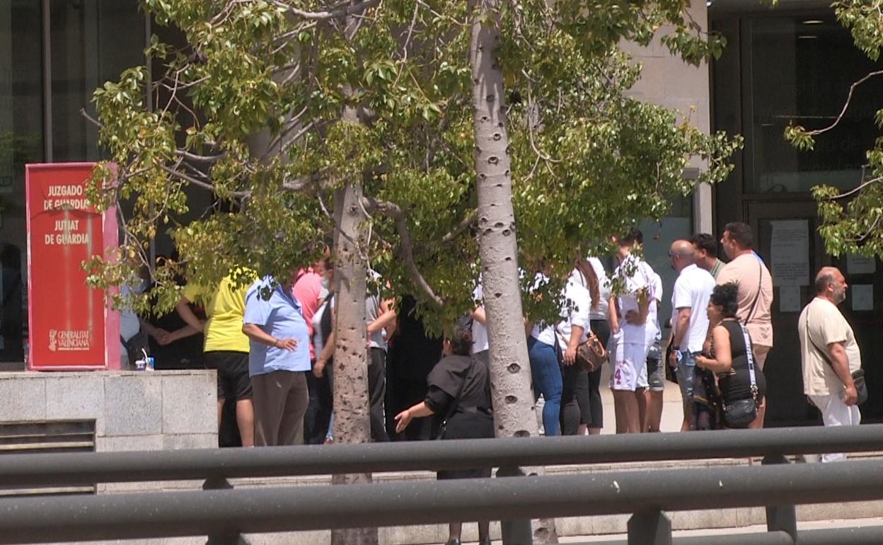 Familiares de algunos de los menores detenidos por el caso de Burjassot, en la puerta del juzgado de guardia de Valencia. 