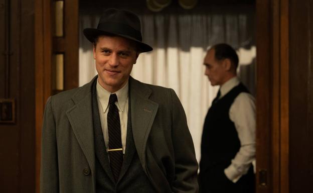 Johnny Flynn y Mark Rylance en 'El sastre de la mafia'.