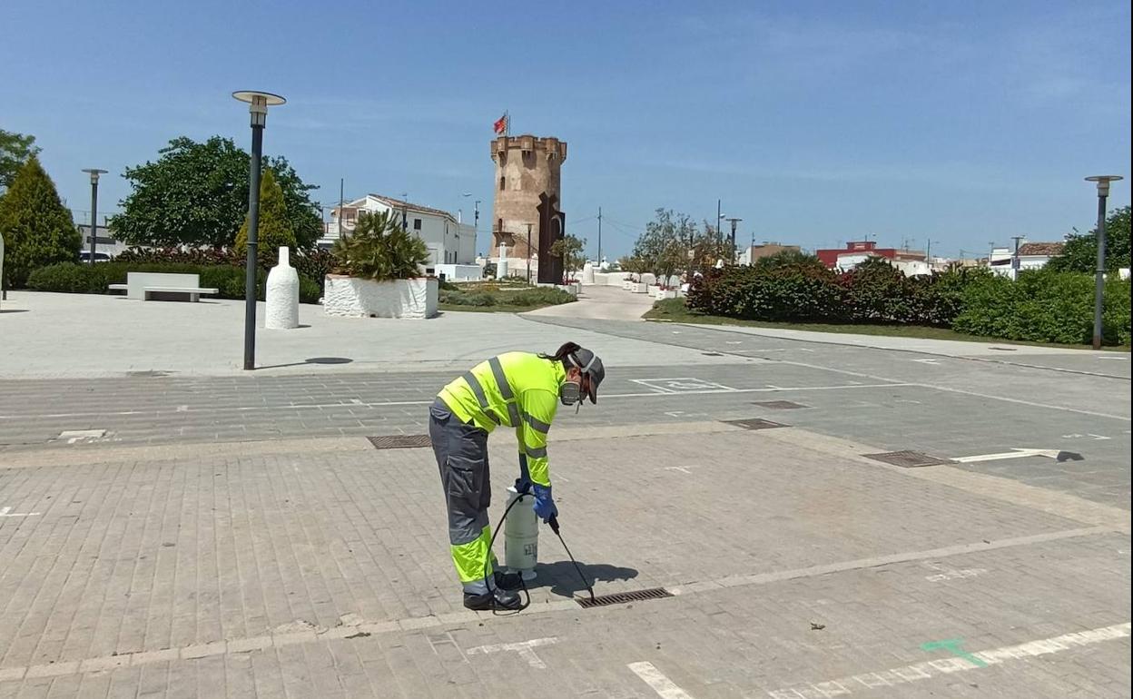 Un trabajador aplica el tratamiento en una alcantarilla en Paterna. 